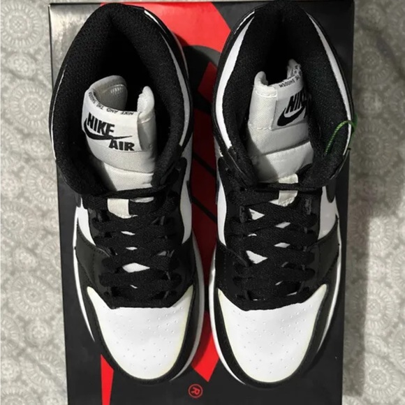 BLACK WHITE AIR JORDAN RETRO 1 HIGH TOP - Picture 2 of 4